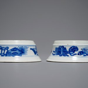 A pair of round Chinese blue and white salts with antiquities design, Kangxi — photo 3