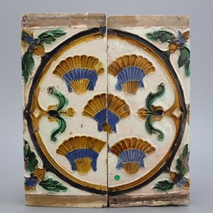 A pair of Seville ceiling tiles with scallop shells, 16th C. — 照片 1