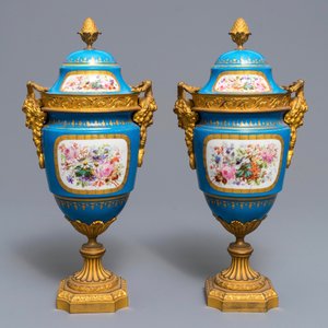 A pair of Sèvres-style 'bleu céleste' ormolu-mounted vases and covers, France, 19th C. — 照片 3