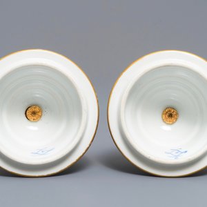 A pair of Sèvres-style 'bleu céleste' ormolu-mounted vases and covers, France, 19th C. — 照片 8