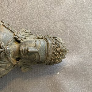 A pair of Sino-Tibetan bronze figures of Buddha Amitayus, Qianlong — 照片 16