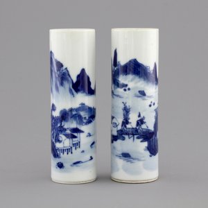 A pair of small blue and white Chinese porcelain brush pots, 19/20th C. — foto 1