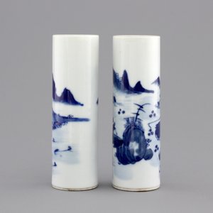 A pair of small blue and white Chinese porcelain brush pots, 19/20th C. — foto 2