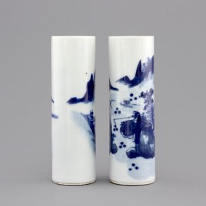 A pair of small blue and white Chinese porcelain brush pots, 19/20th C. — foto 3