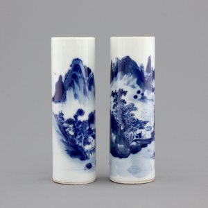 A pair of small blue and white Chinese porcelain brush pots, 19/20th C. — foto 4