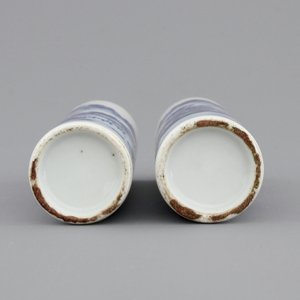 A pair of small blue and white Chinese porcelain brush pots, 19/20th C. — foto 5