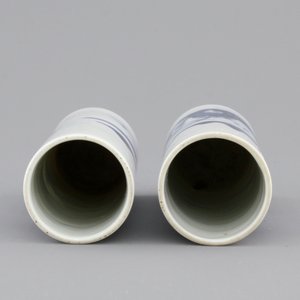 A pair of small blue and white Chinese porcelain brush pots, 19/20th C. — foto 6