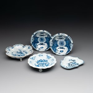 A pair of small blue and white Dutch Delft bowls, two tripod salts and a condiment dish, 17/18th C. — photo 1