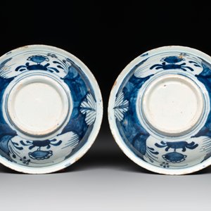 A pair of small blue and white Dutch Delft bowls, two tripod salts and a condiment dish, 17/18th C. — photo 3