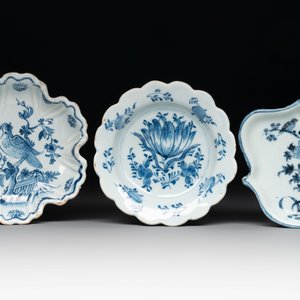 A pair of small blue and white Dutch Delft bowls, two tripod salts and a condiment dish, 17/18th C. — photo 4
