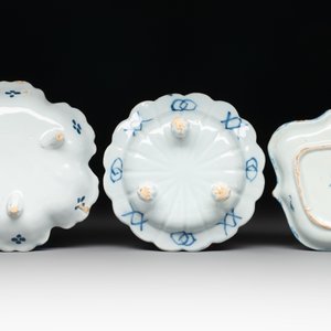 A pair of small blue and white Dutch Delft bowls, two tripod salts and a condiment dish, 17/18th C. — photo 5
