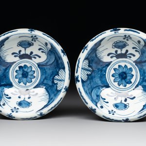 A pair of small blue and white Dutch Delft bowls, two tripod salts and a condiment dish, 17/18th C. — 照片 2