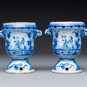 A pair of small blue and white Dutch Delft urn-shaped hyacinth vases, 18th C. — 照片 2