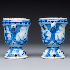A pair of small blue and white Dutch Delft urn-shaped hyacinth vases, 18th C. — 照片 3