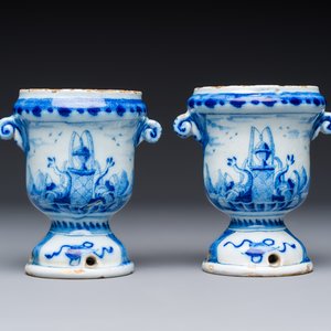 A pair of small blue and white Dutch Delft urn-shaped hyacinth vases, 18th C. — 照片 4