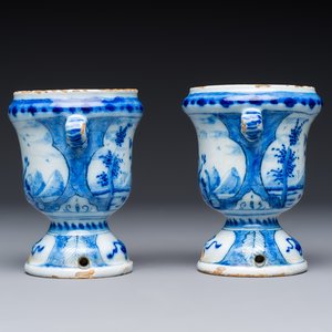 A pair of small blue and white Dutch Delft urn-shaped hyacinth vases, 18th C. — 照片 5