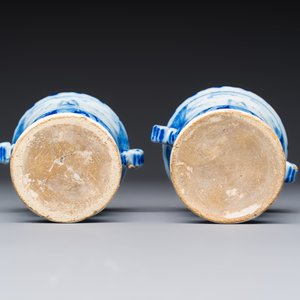A pair of small blue and white Dutch Delft urn-shaped hyacinth vases, 18th C. — 照片 7