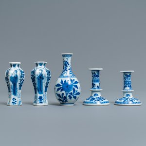 A pair of small Chinese blue and white candlesticks and three vases, Kangxi — photo 1