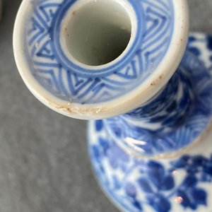 A pair of small Chinese blue and white candlesticks and three vases, Kangxi — photo 11