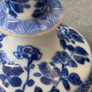 A pair of small Chinese blue and white candlesticks and three vases, Kangxi — photo 14