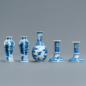 A pair of small Chinese blue and white candlesticks and three vases, Kangxi — photo 2