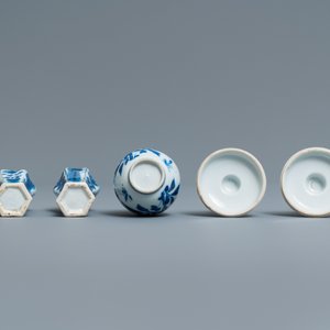 A pair of small Chinese blue and white candlesticks and three vases, Kangxi — photo 6