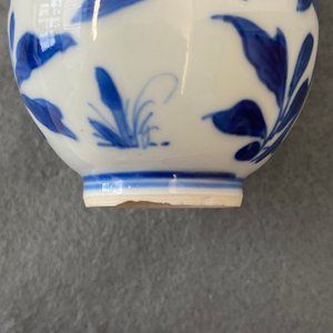 A pair of small Chinese blue and white candlesticks and three vases, Kangxi — photo 7