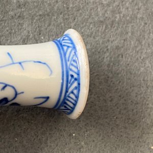 A pair of small Chinese blue and white candlesticks and three vases, Kangxi — photo 8