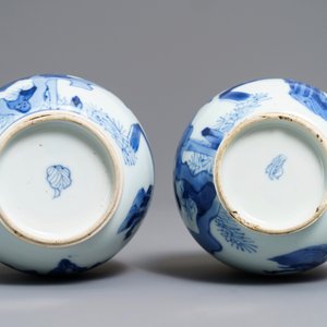 A pair of small Chinese blue and white 'Long Eliza' jars, Kangxi — photo 6