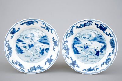 Une paire d'assiettes en porcelaine de Chine au décors de garçons sur grues, Kangxi, ca. 1700