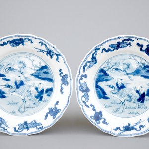 Une paire d'assiettes en porcelaine de Chine au décors de garçons sur grues, Kangxi, ca. 1700 — photo 1
