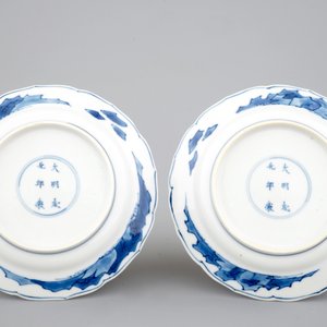 Une paire d'assiettes en porcelaine de Chine au décors de garçons sur grues, Kangxi, ca. 1700 — photo 2