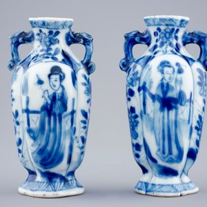A pair of small Chinese blue and white vases with long Elizas, Kangxi — 照片 3