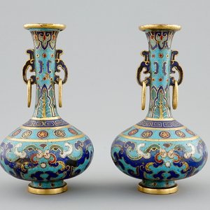 A pair of small Chinese cloisonné bottle-shaped vases, 18/19th C. — 照片 1