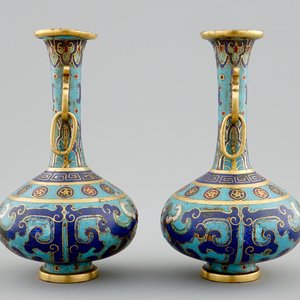 A pair of small Chinese cloisonné bottle-shaped vases, 18/19th C. — 照片 3