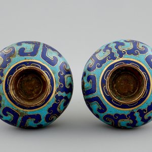 A pair of small Chinese cloisonné bottle-shaped vases, 18/19th C. — 照片 5