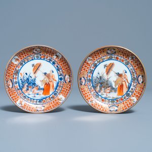 A pair of small Chinese Imari-style saucer dishes after Cornelis Pronk: 'Dames au parasol', Qianlong — 照片 2