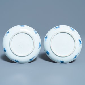 A pair of small Chinese Imari-style saucer dishes after Cornelis Pronk: 'Dames au parasol', Qianlong — 照片 3
