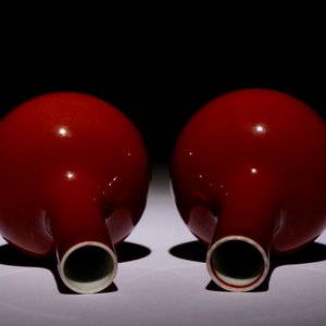 A pair of small Chinese monochrome copper red tianqiu ping bottle vases, 19/20th C. — photo 2