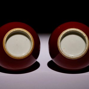 A pair of small Chinese monochrome copper red tianqiu ping bottle vases, 19/20th C. — photo 3