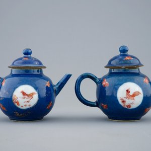 A pair of small Chinese powder blue teapots with roosters, Kangxi — 照片 5