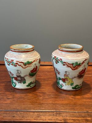 A pair of small Chinese wucai jars with figures in a landscape, Transitional period — 照片 1