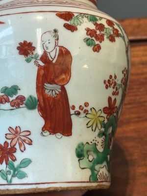 A pair of small Chinese wucai jars with figures in a landscape, Transitional period — 照片 18
