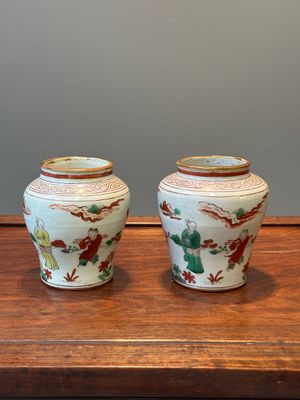 A pair of small Chinese wucai jars with figures in a landscape, Transitional period — 照片 2