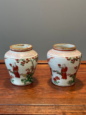 A pair of small Chinese wucai jars with figures in a landscape, Transitional period — 照片 3