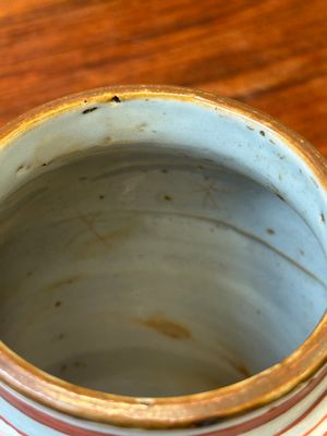 A pair of small Chinese wucai jars with figures in a landscape, Transitional period — 照片 5