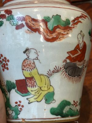 A pair of small Chinese wucai jars with figures in a landscape, Transitional period — 照片 7