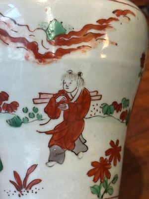 A pair of small Chinese wucai jars with figures in a landscape, Transitional period — 照片 9