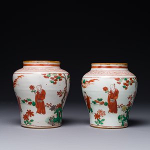 A pair of small Chinese wucai jars with figures in a landscape, Transitional period — 照片 3
