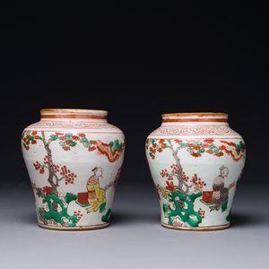 A pair of small Chinese wucai jars with figures in a landscape, Transitional period — 照片 4